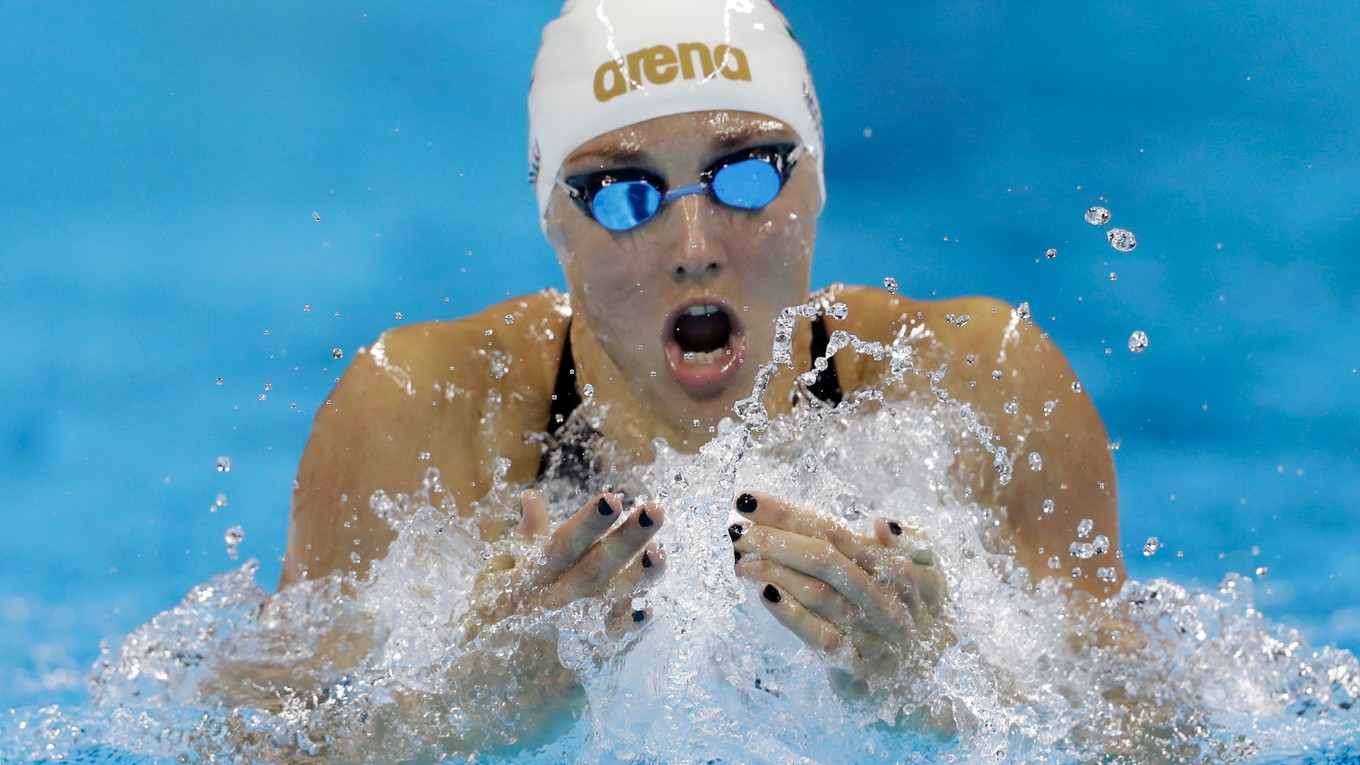 Katinka Hosszúová pláva za olympijským rekordom vo finále na 200 metrov polohové preteky na OH 2016 v Riu de Janeiro.