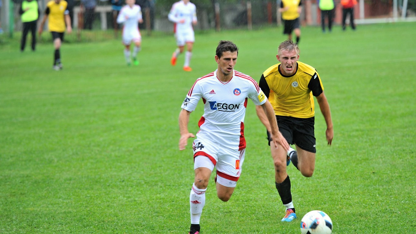 Jakub Holúbek (v bielom) v súboji s Martinom Budayom z Plevníka.
