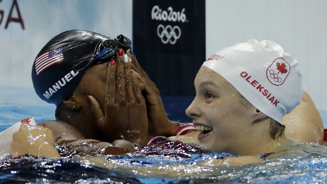 Plavkyne vo vzájomnej gratulácii. Obe v olympijskom rekorde, obe sú olympijskými víťazkami.
