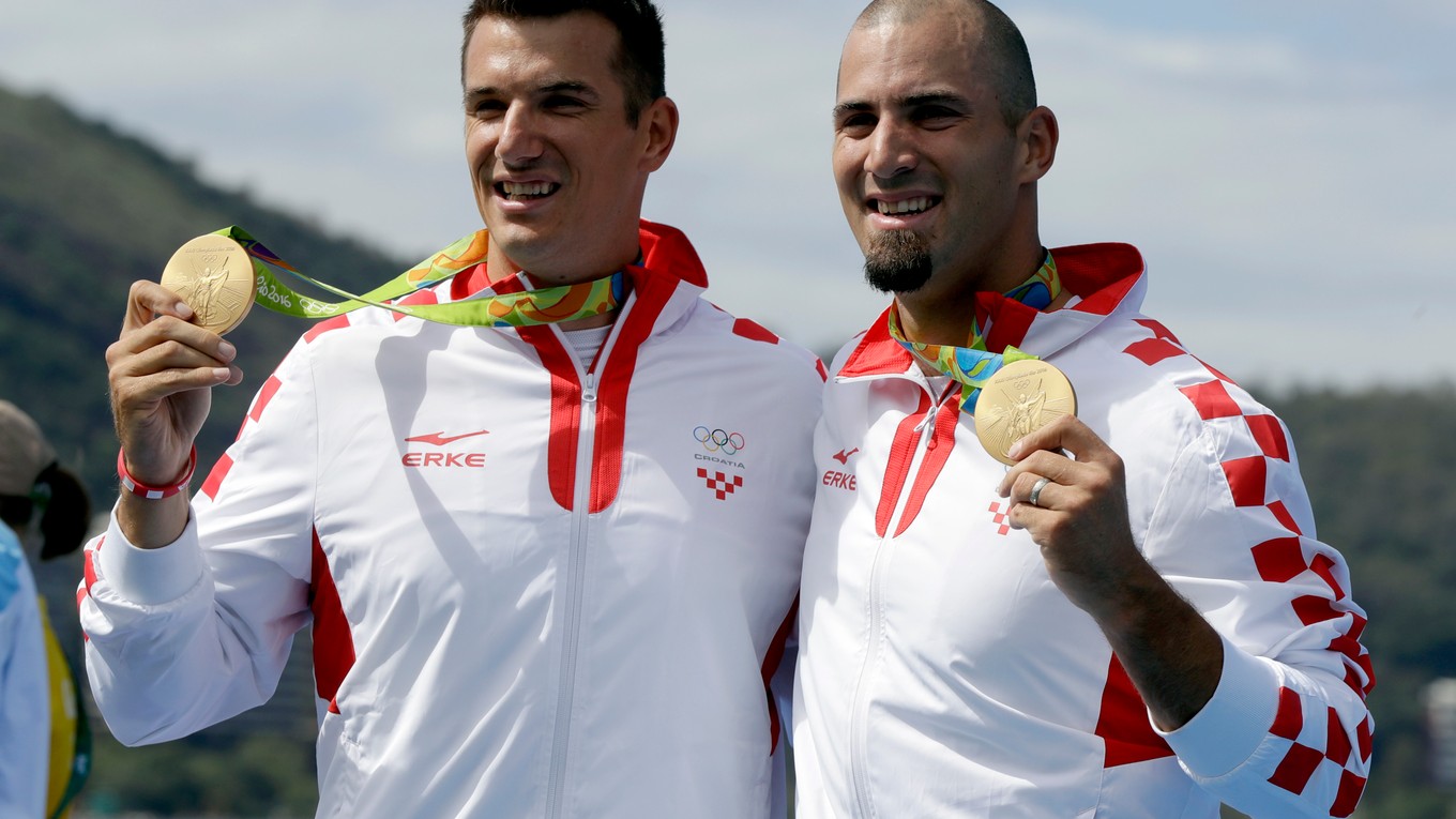 Chorvátski veslári Martin Sinkovič a Valent Sinkovič pózujú so zlatou medailou.