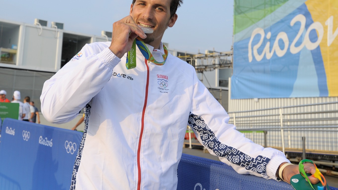 Matej Beňuš pózuje so striebornou medailou.