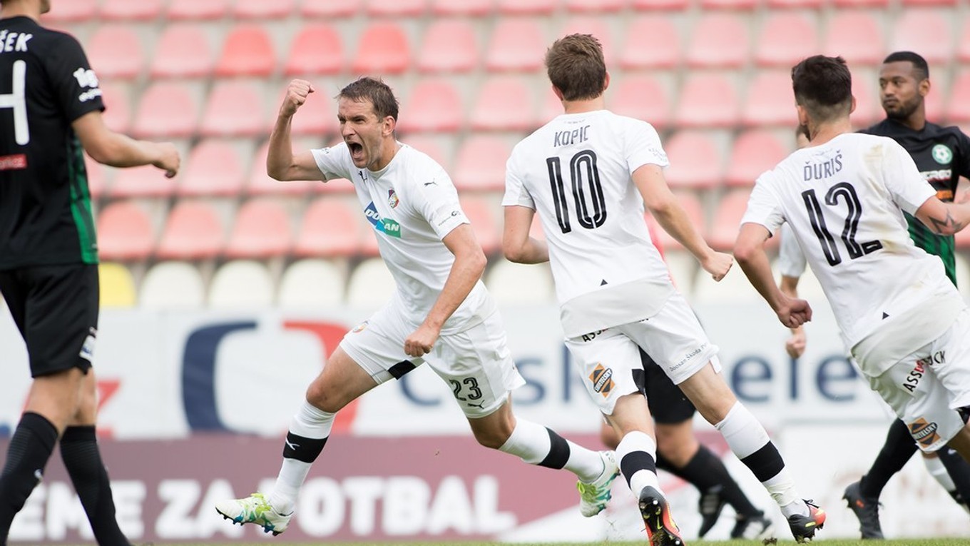 O víťazstvo Plzne sa gólom pričinil aj Marek Bakoš (vľavo).