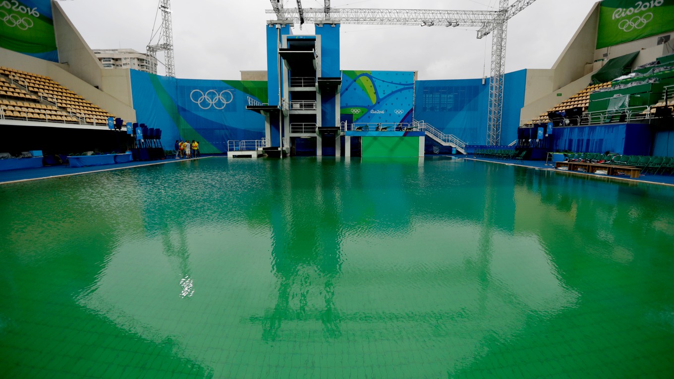 Voda sa v olympijských bazénoch sfarbila do zelena.