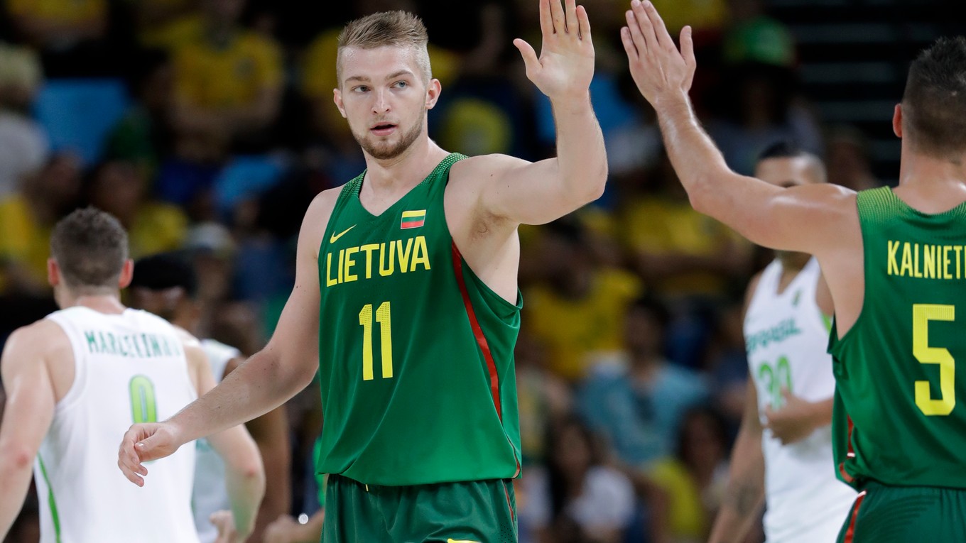 Domantas Sabonis (s číslom 11) je momentálne účastníkom olympijských hier v Riu.