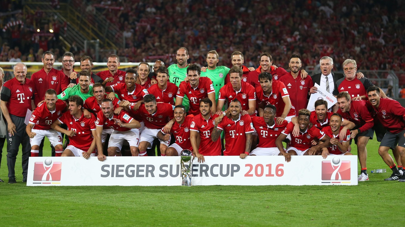 Hráči Bayernu Mníchov oslavujú výhru nad Dortmundom v zápase o Nemecký supepohár.
