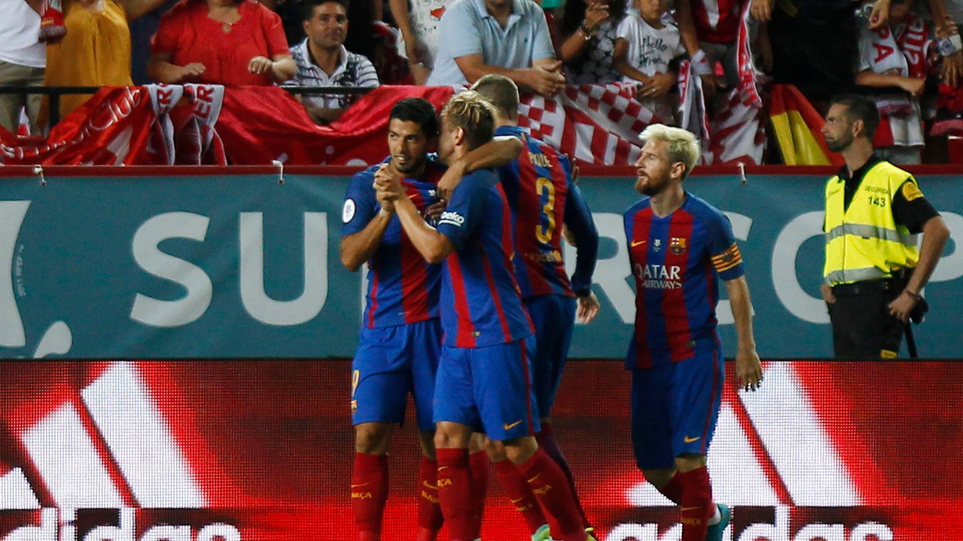 Futbalisti Barcelony sa tešia po góle Luisa Suáreza.