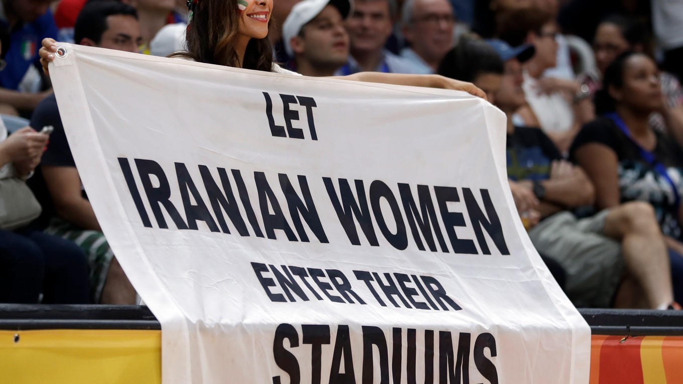 Iná Iránska aktivistka chcela upozorniť na potláčané práva žien pri sledovaní športu vo vlastnej krajine.