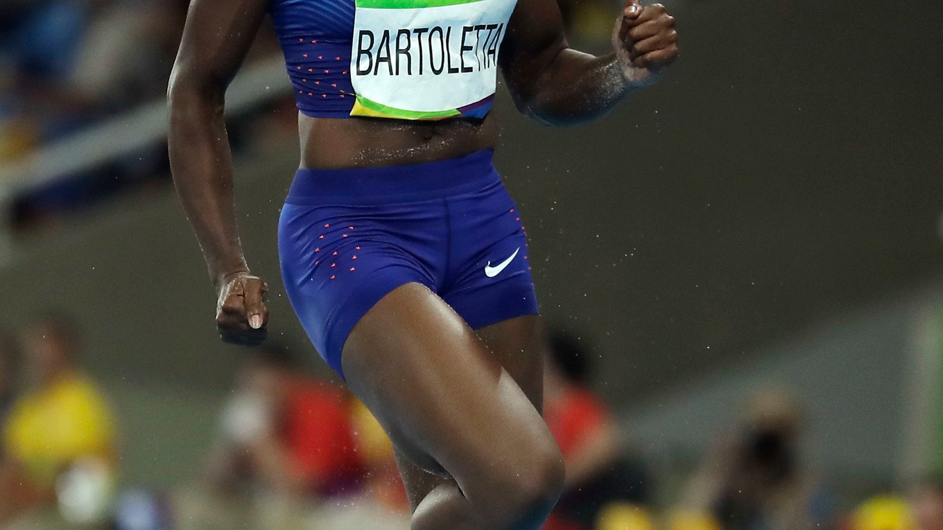 Američanka Bartolettová je novou olympijskou víťazkou v diaľke žien. 