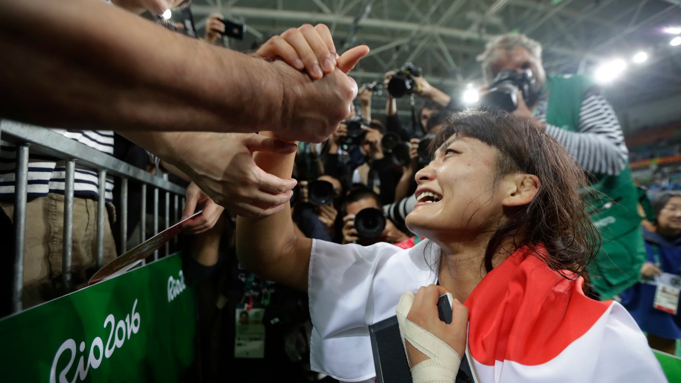 Japonská zápasníčka sa teší z ďalšieho olympijského zlata.