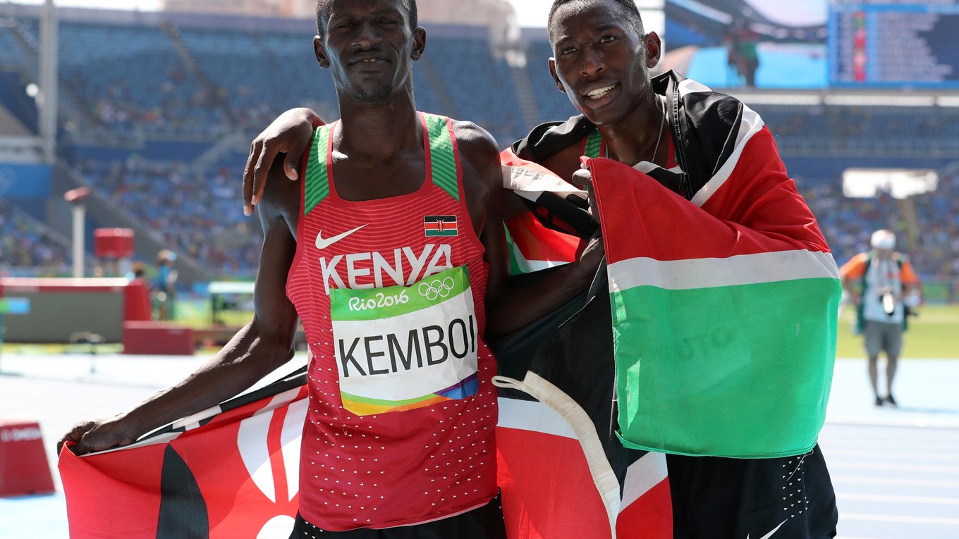 Kemboi (vľavo) bol pôvodne na bronzovej pozícii. Po pretekoch ho diskvalifikovali.