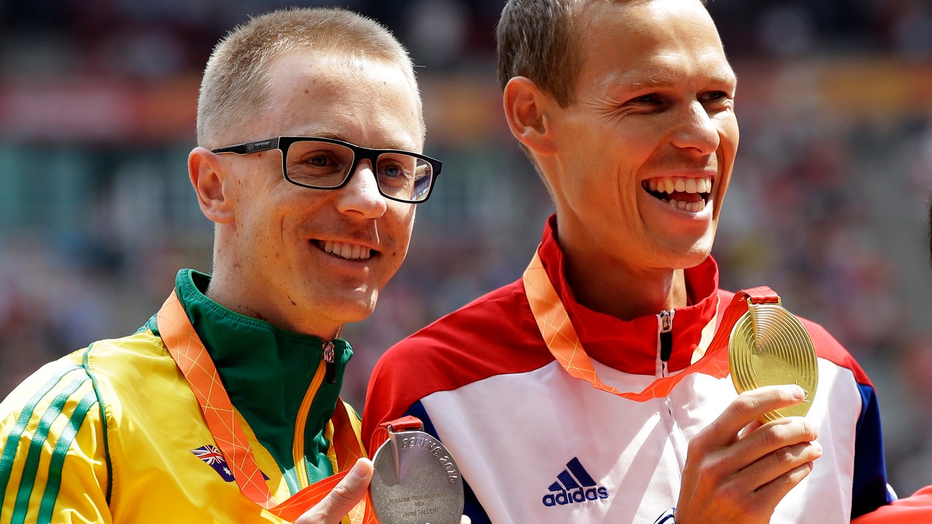 Víťazný slovenský chodec Matej Tóth (vpravo) pózuje so zlatou medailou vedľa strieborného Austrálčana Jareda Tallenta po víťazstve na 50 km v chôdzi na Majstrovstvách sveta v atletike v Pekingu minulý rok.