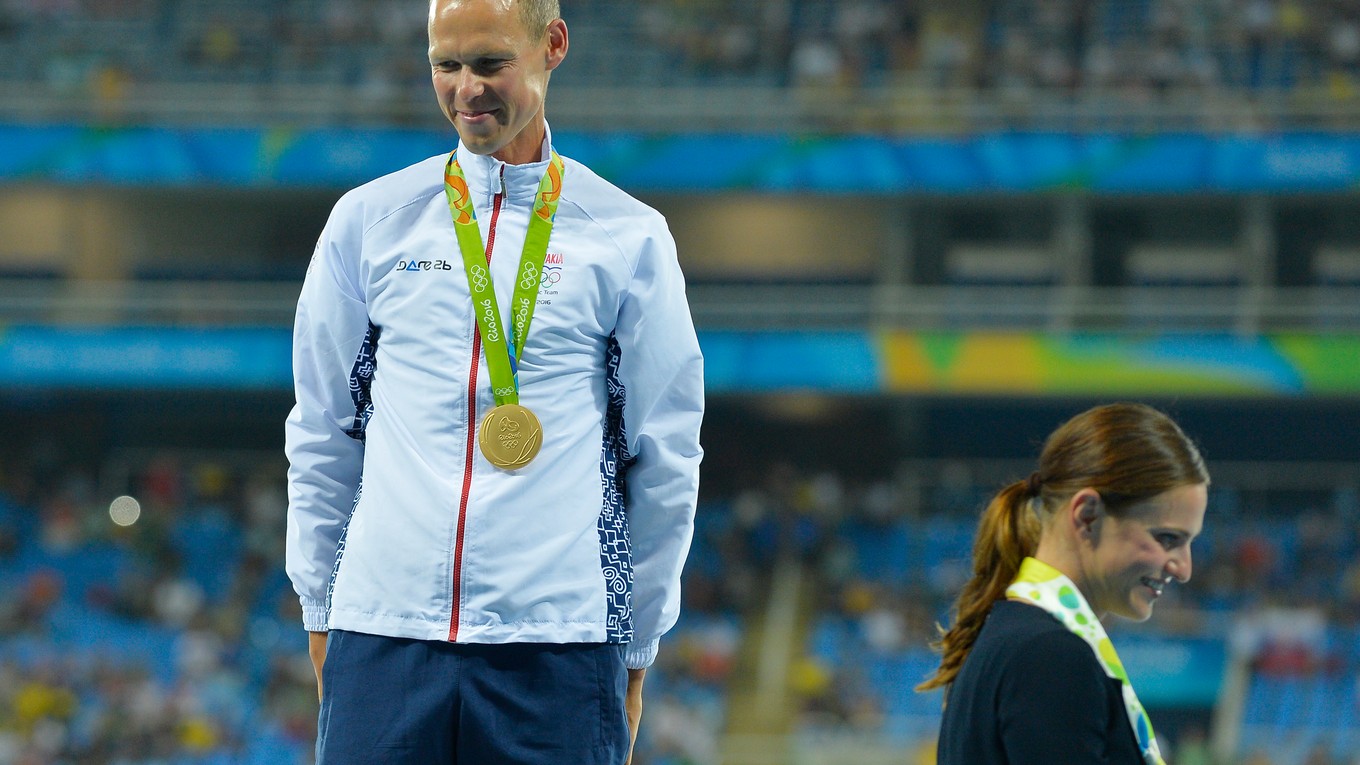 Danka Barteková po dekorovaní Mateja Tótha zlatou olympijskou medailou. Ceremoniál ju čaká aj pri štvorkajaku. Dúfajme, že opäť so slovenskou účasťou na medailových stupňoch.