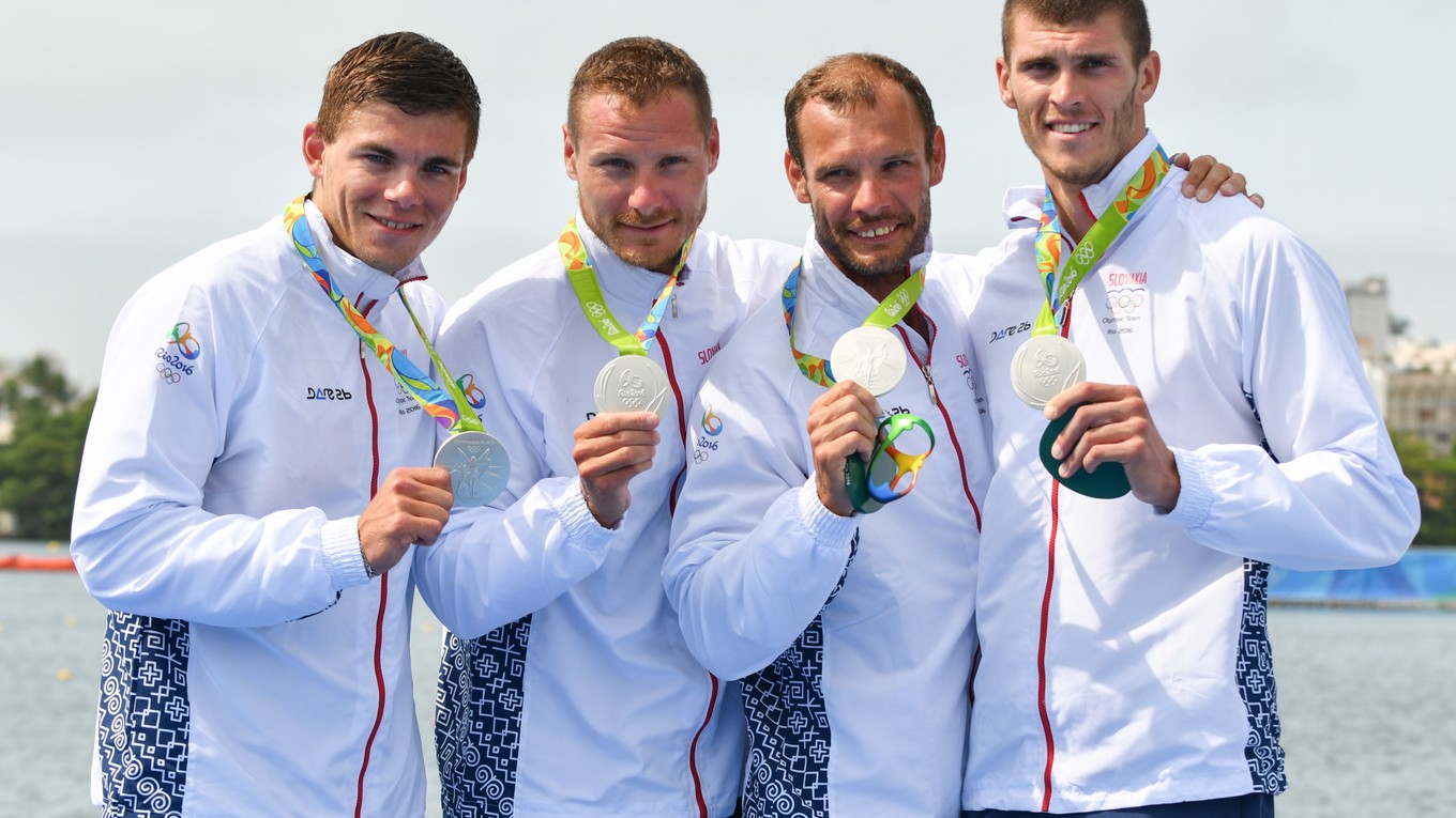 Zľava Denis Myšák, Erik Vlček, Juraj Tarr a Tibor Linka pózujú so striebornými medailami.