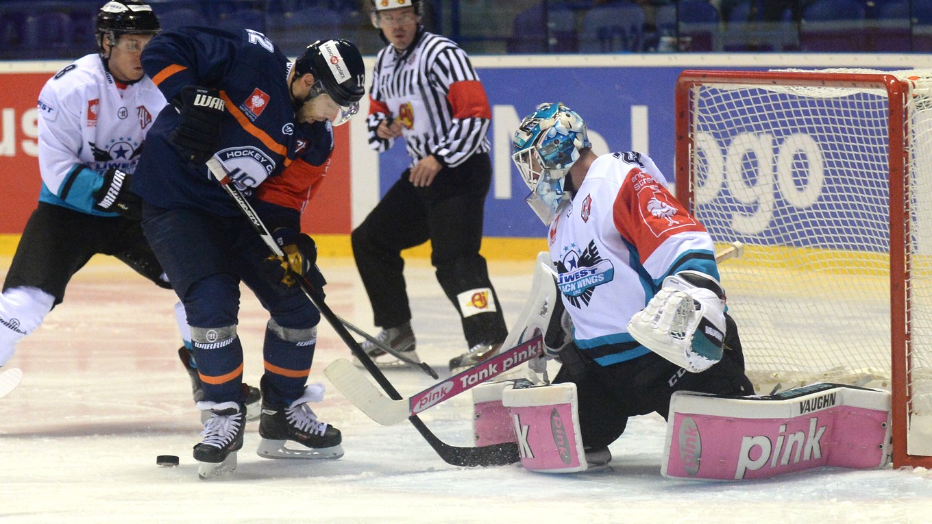Na snímke druhý zľava hráč Košíc Jiří Bicek, vpravo brankár Linzu Michael Ouzas.