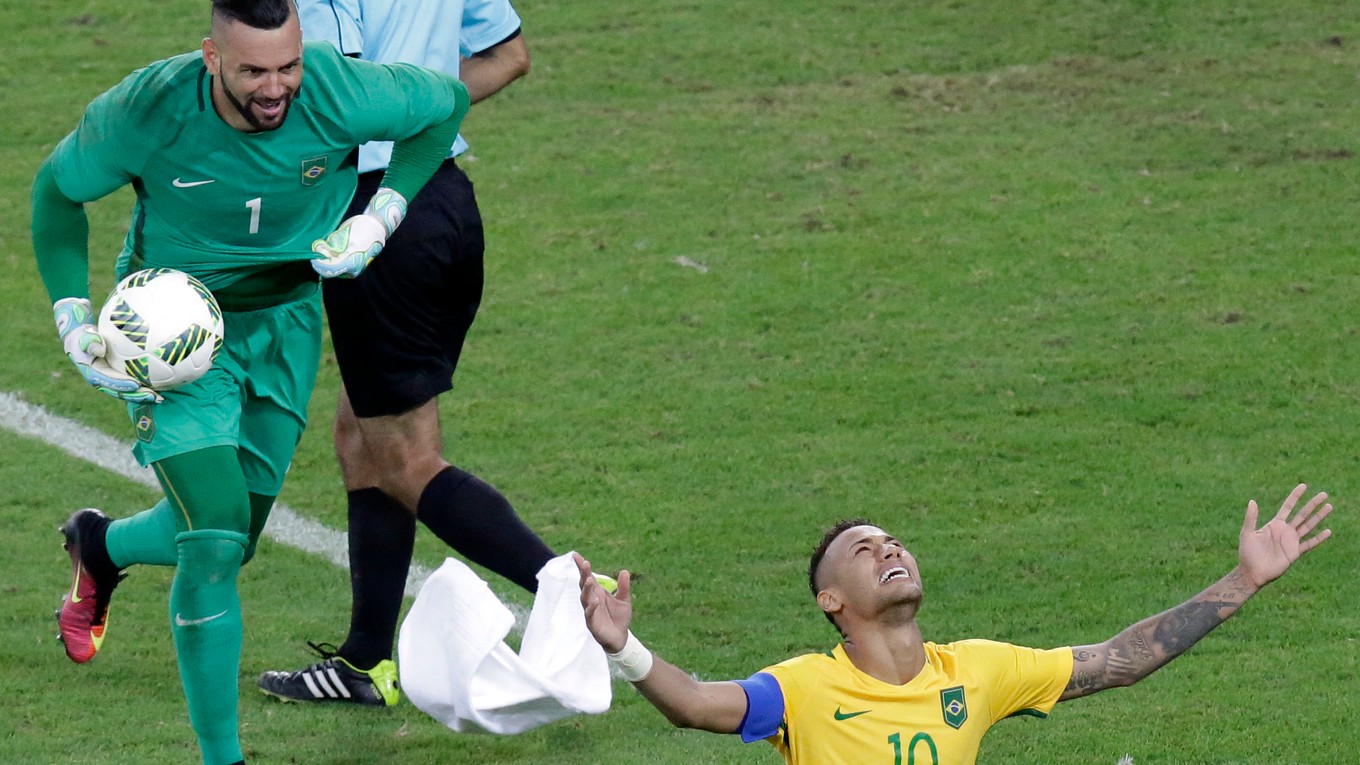 Neymar (v žltom) rozhodol o víťazstve Brazílie.