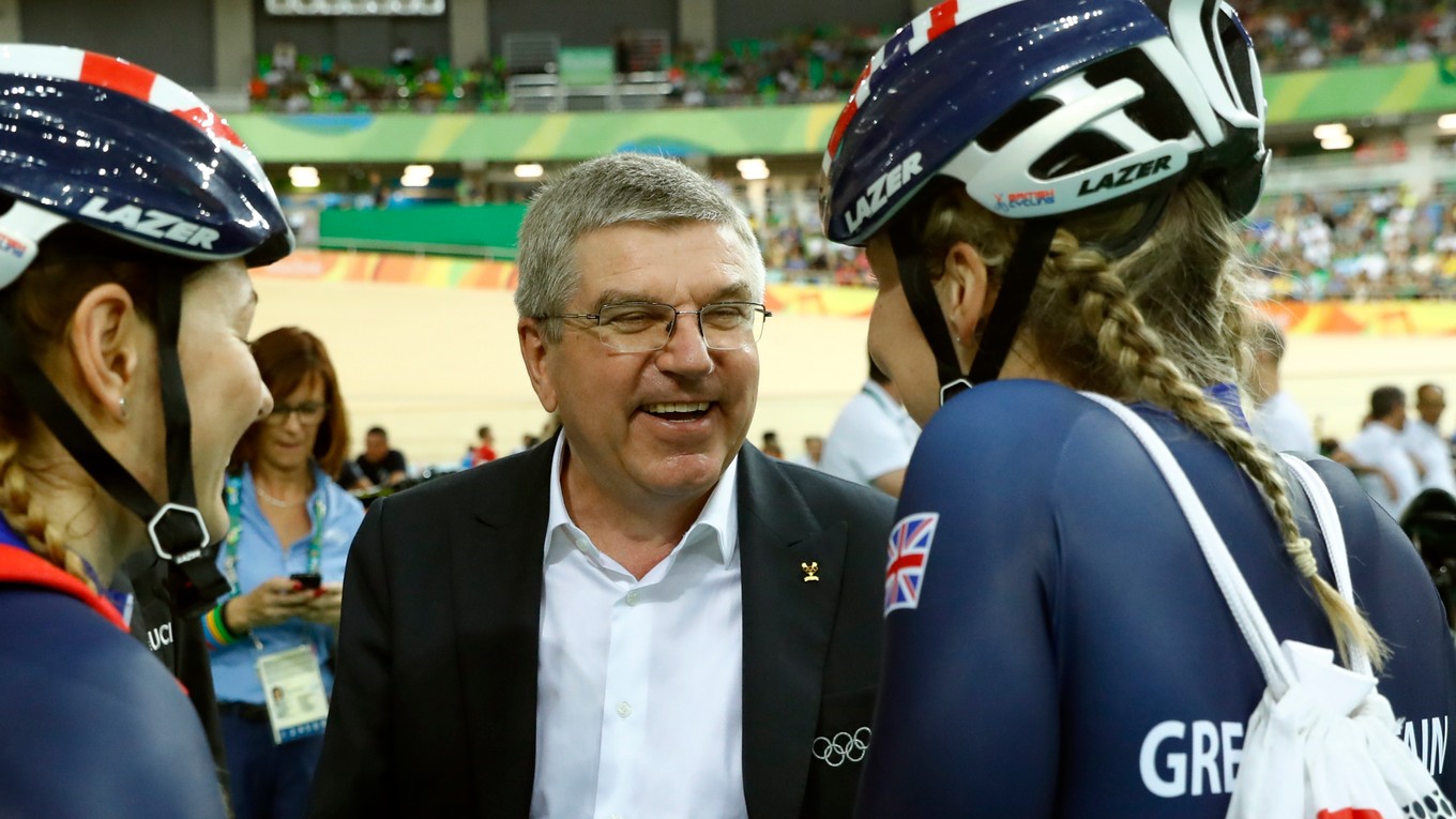 Prezident MOV Thomas Bach medzi britskými dráhovými cyklistkami.
