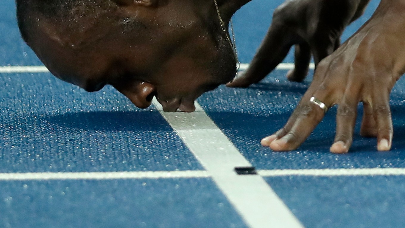Usain Bolt svoju olympijskú kariéru spečatil symbolickým bozkom. Okrem tretier si ale vyskúšal aj oštep.