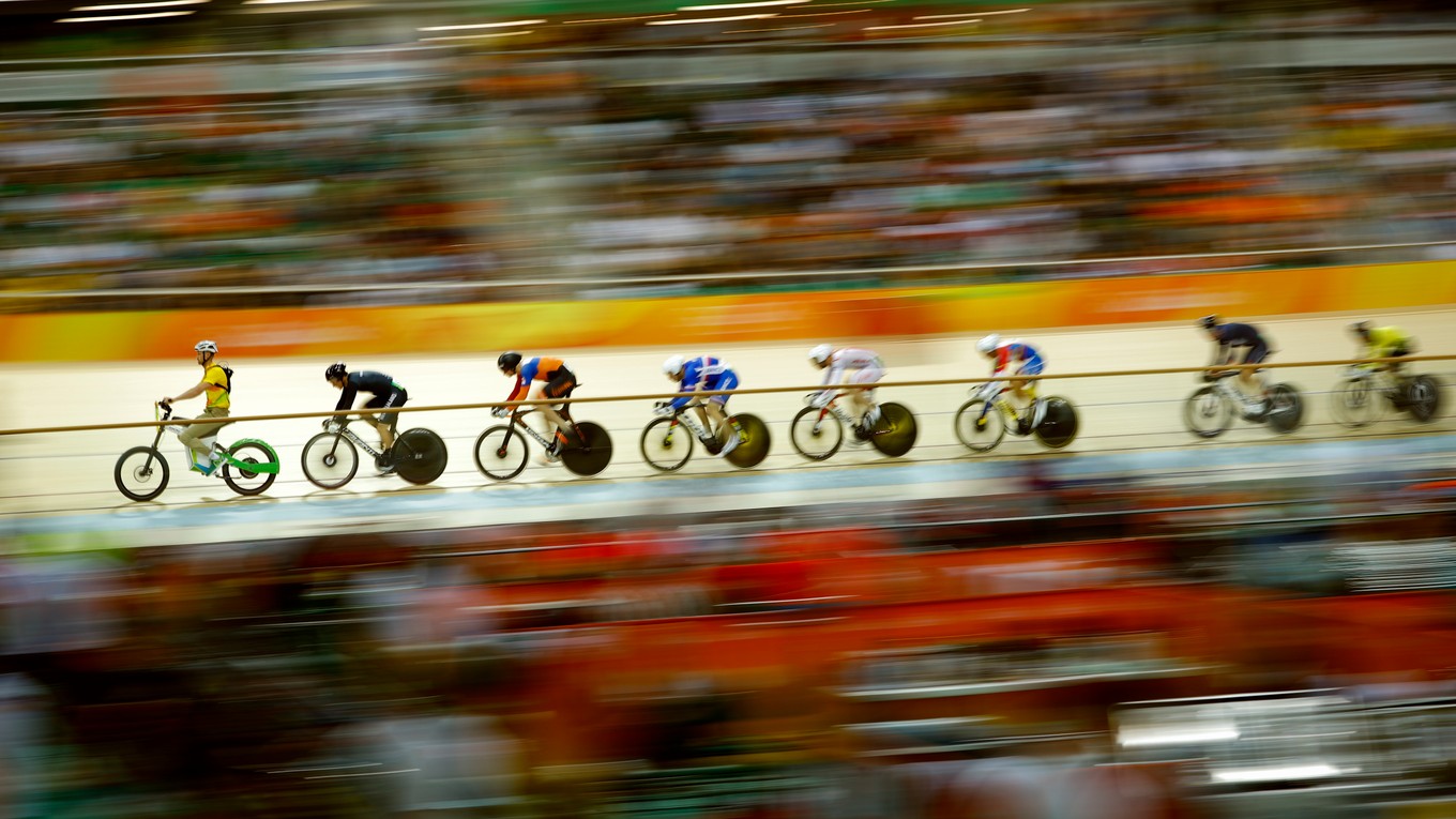 Dráhová cyklistika, preteky mužov v keirine. Prvé kolá idú cyklisti za vodičom.