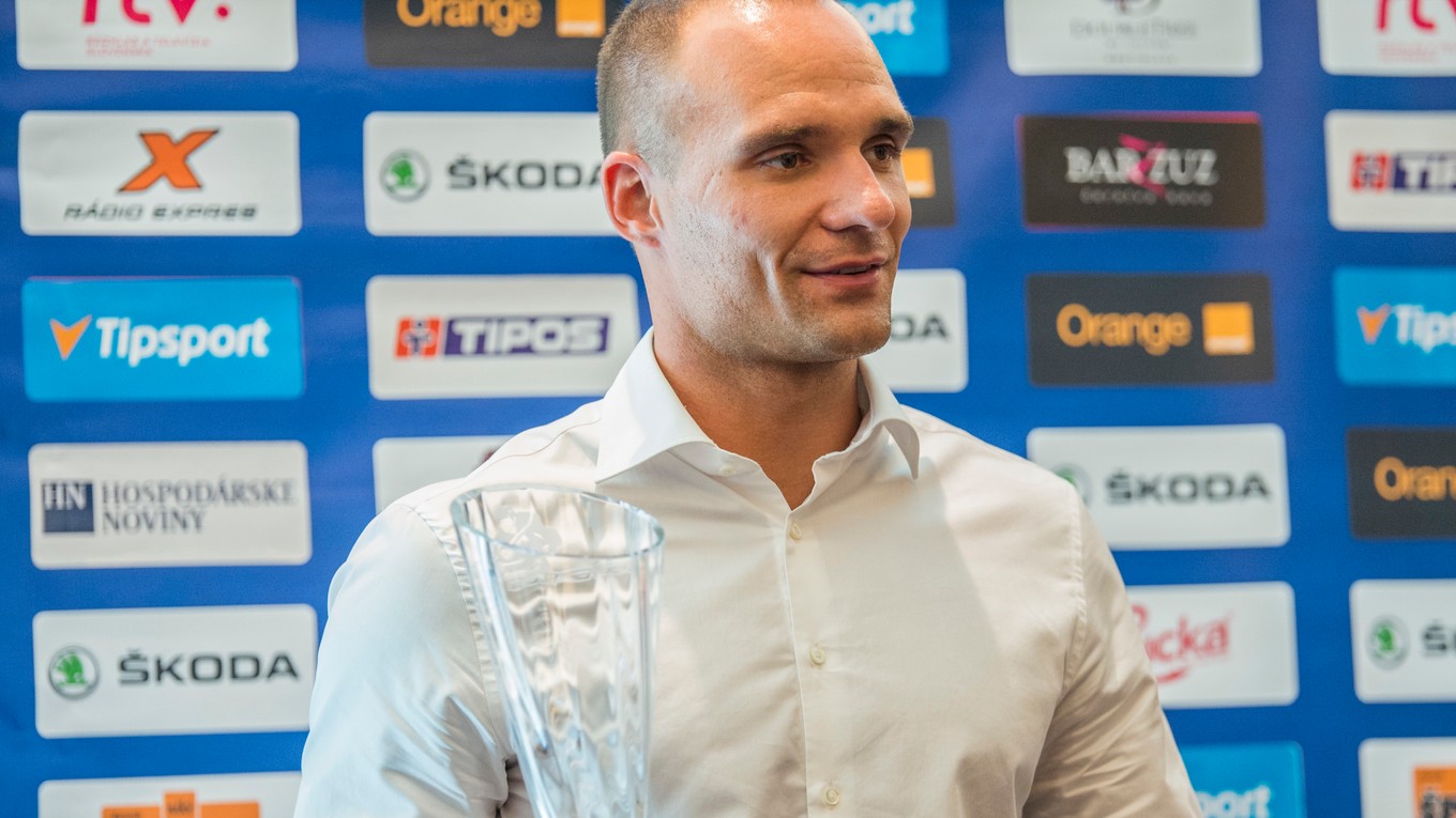 Andrej Sekera s trofejou pre Hokejistu roka 2016.