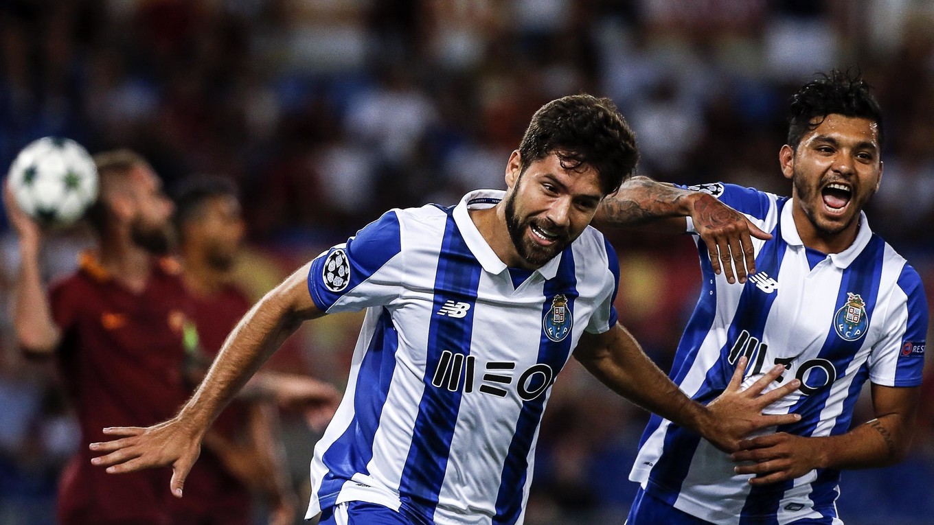 Hráči FC Porto sa tešia v zápase proti AS Rím. Portugalský klub napokon postúpil do skupinovej fázy.