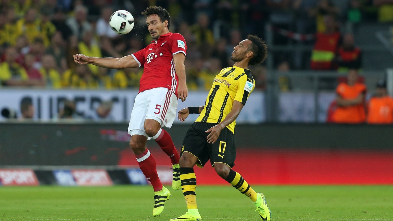 Jedným z najdrahších prestupov bol práve odchod Matsa Hummelsa (v červenom) z Borussie Dortmund do Bayernu Mníchov. Hummels si už proti svojim stihol zahrať.