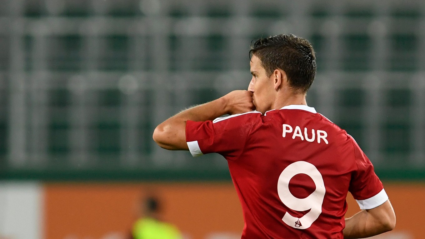 Jakub Paur sa teší zo svojho gólu do siete Rapidu Viedeň.