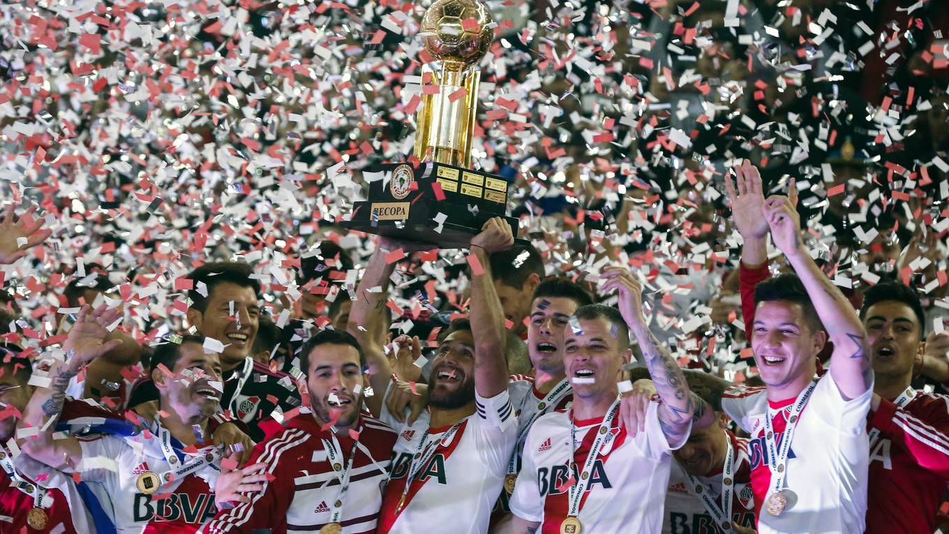 Hráči River Plate oslavujú výhru v juhoamerickom Superpohári.