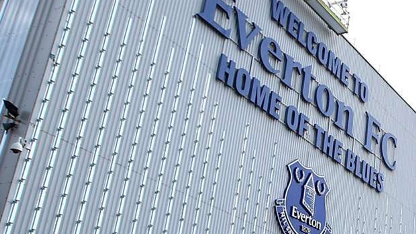 Fanúšikovi prišlo nevoľno na štadióne Evertonu.