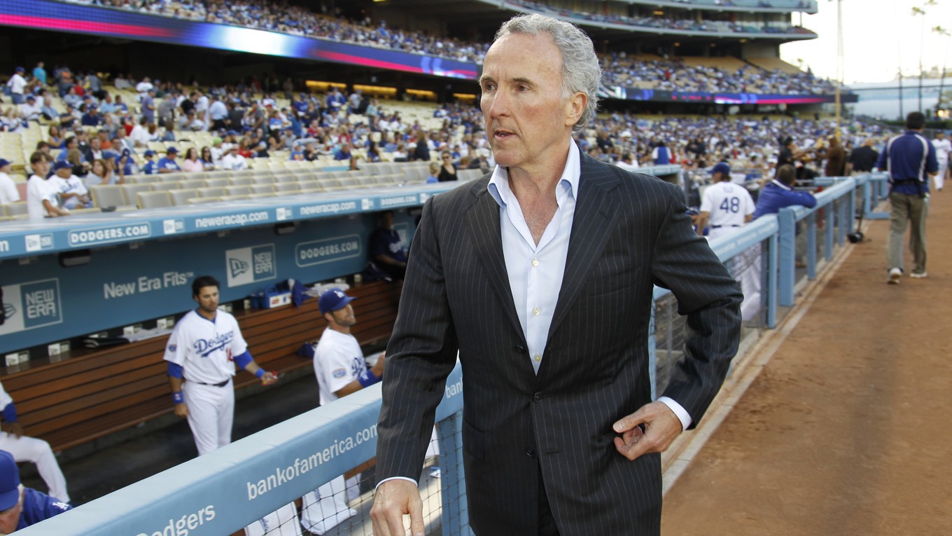 Americký podnikateľ Frank McCourt je aj majiteľov bejzbalového tímu  LA Dodgers.