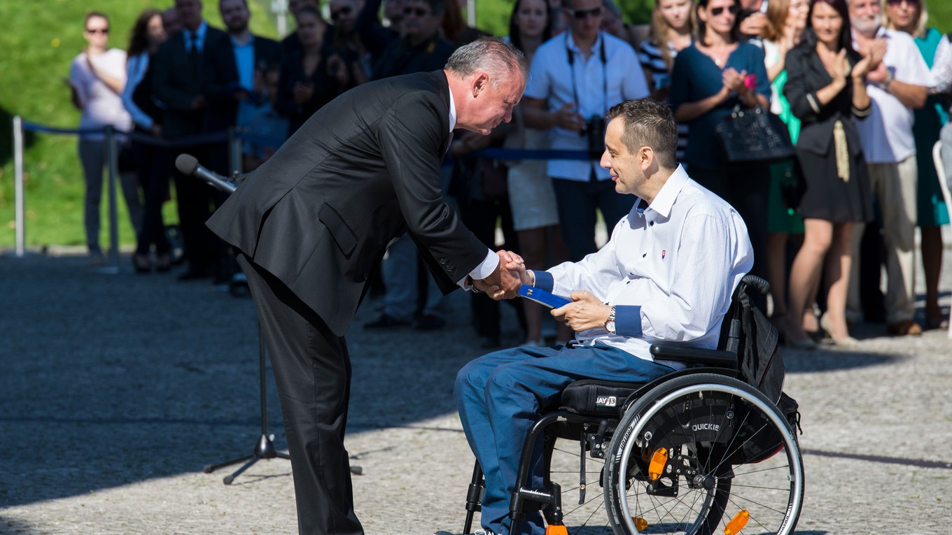 Paralympionici skladajú sľub do rúk prezidenta Andreja Kisku. Na snímke vpravo stolný tenista Ján Riapoš.