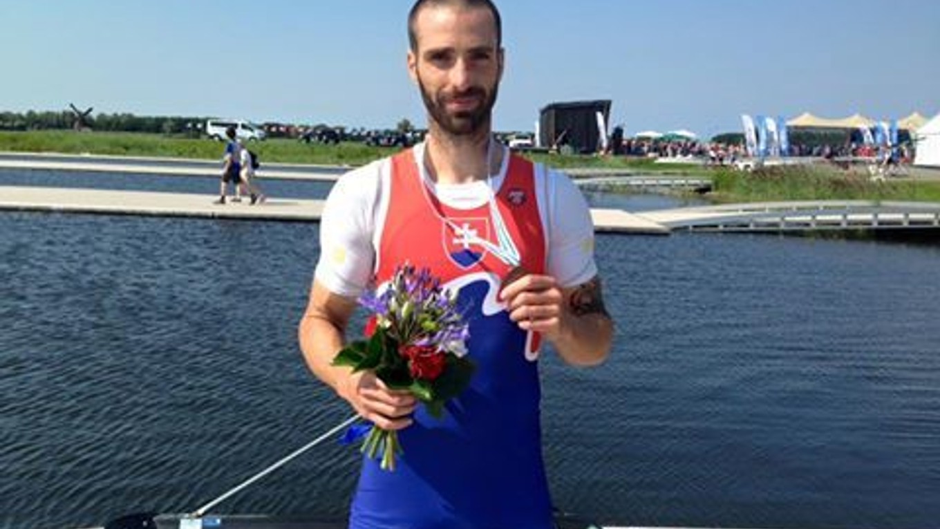 Lukáš Babač pózuje s bronzovou medailou.