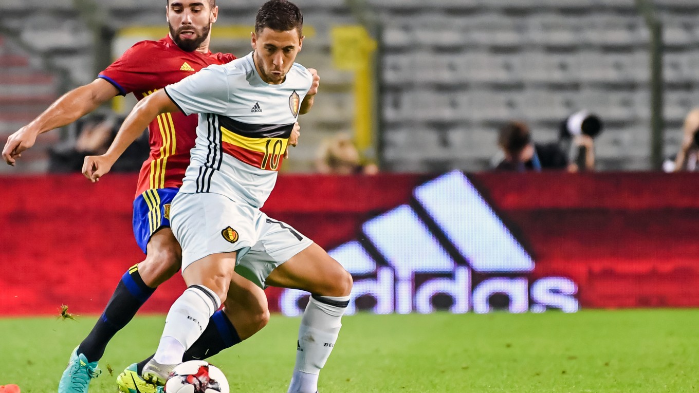 Eden Hazard a Dani Carvajal (v červenom) počas zápasu Belgicko - Španielsko.