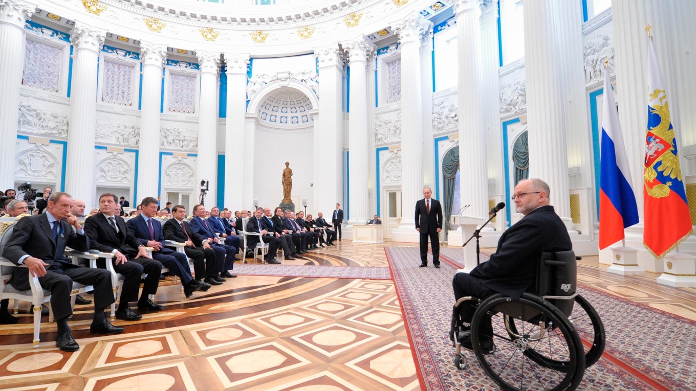 Na snímke z 24. marca 2014 sa prezident Medzinárodného paralympijského výboru Philip Craven prihovára ruskej hlave štátu Vladimirovi Putinovi.
