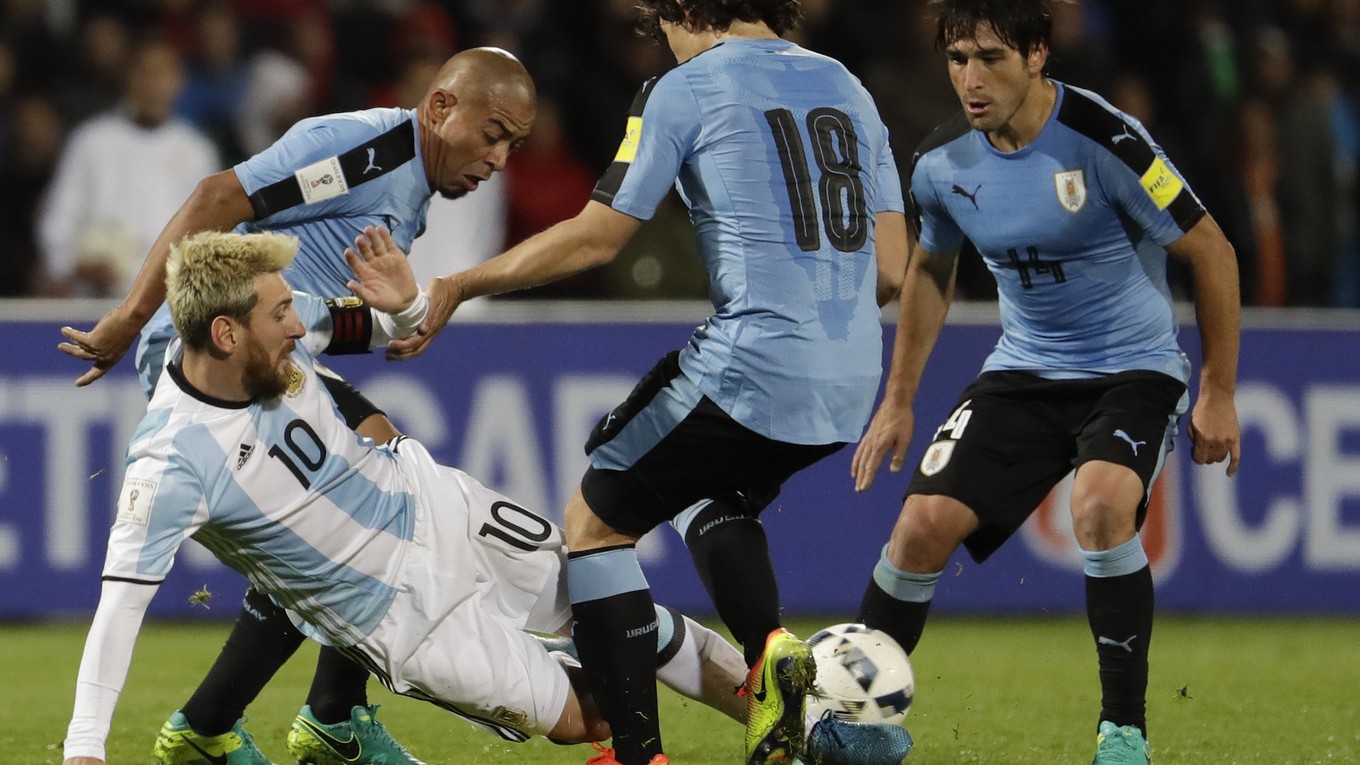 Lionel Messi (10) je zranený.