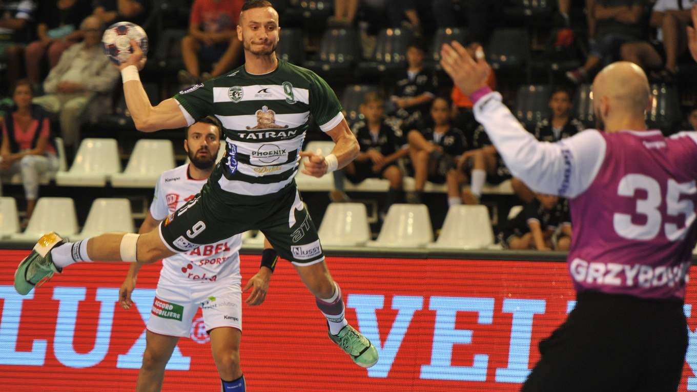 Dominik Krok z Prešova pred brankárom Rafalom Grzybowskym z Differdange.