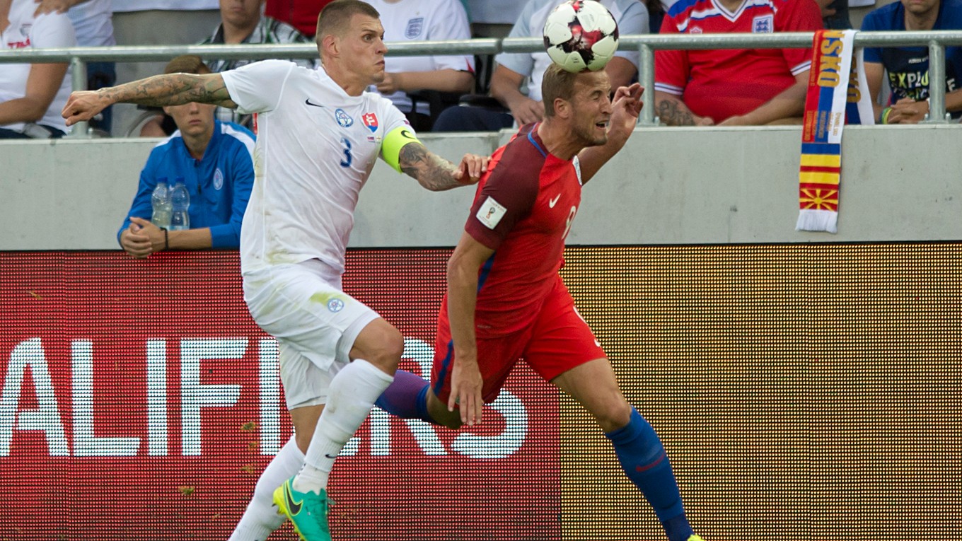 Škrtel (vľavo) po dvoch fauloch na Harryho Kana oslabil Slovensko.