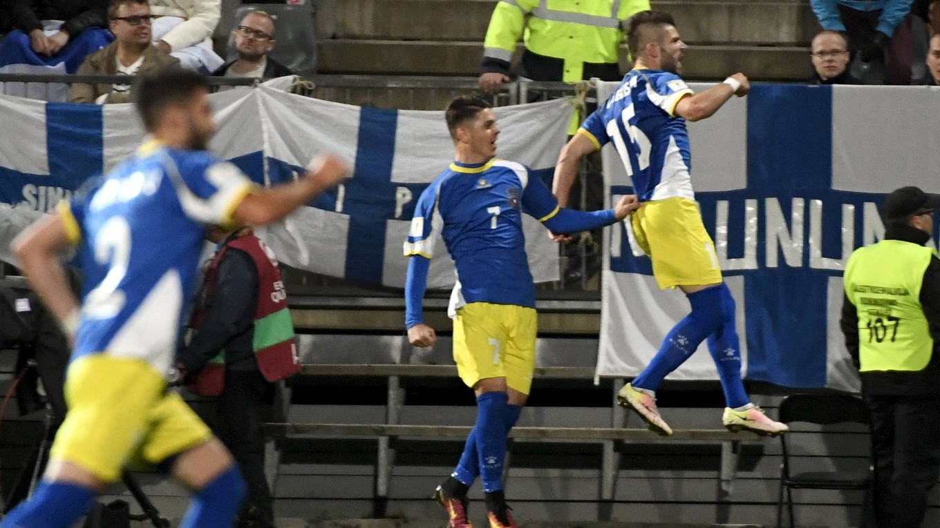Kosovskký futbalista Valon Berisha (vpravo) sa teší z vyrovnávajúceho gólu proti Fínom.