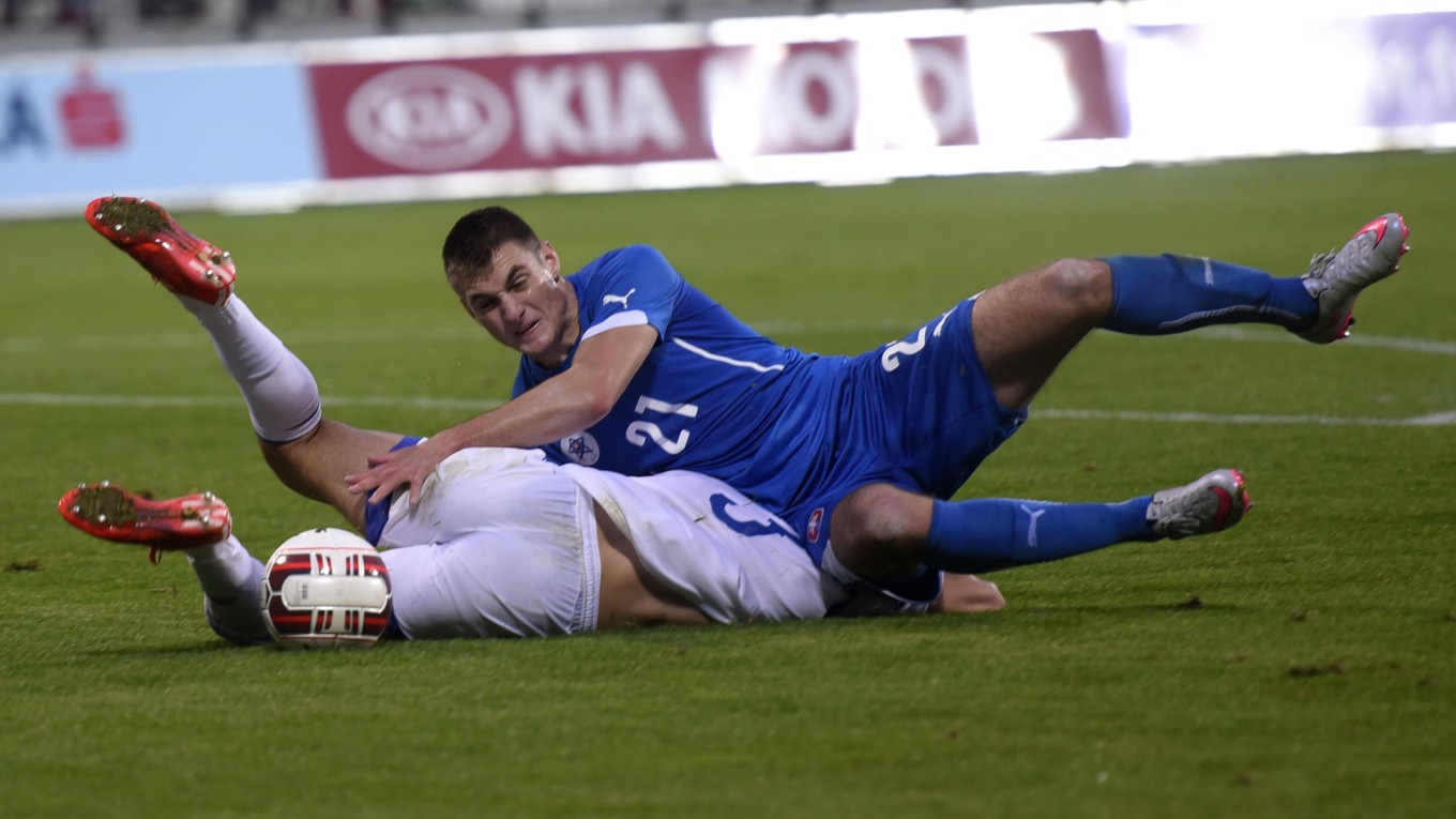 Patrí medzi lídrov reprezentácie do 21 rokov. Matúš Bero (v modrom) na ihrisku bojuje v každom zápase.