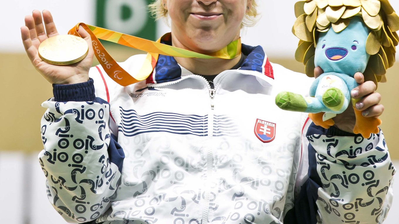 Vadovičová pózuje s druhou zlatou medailou.