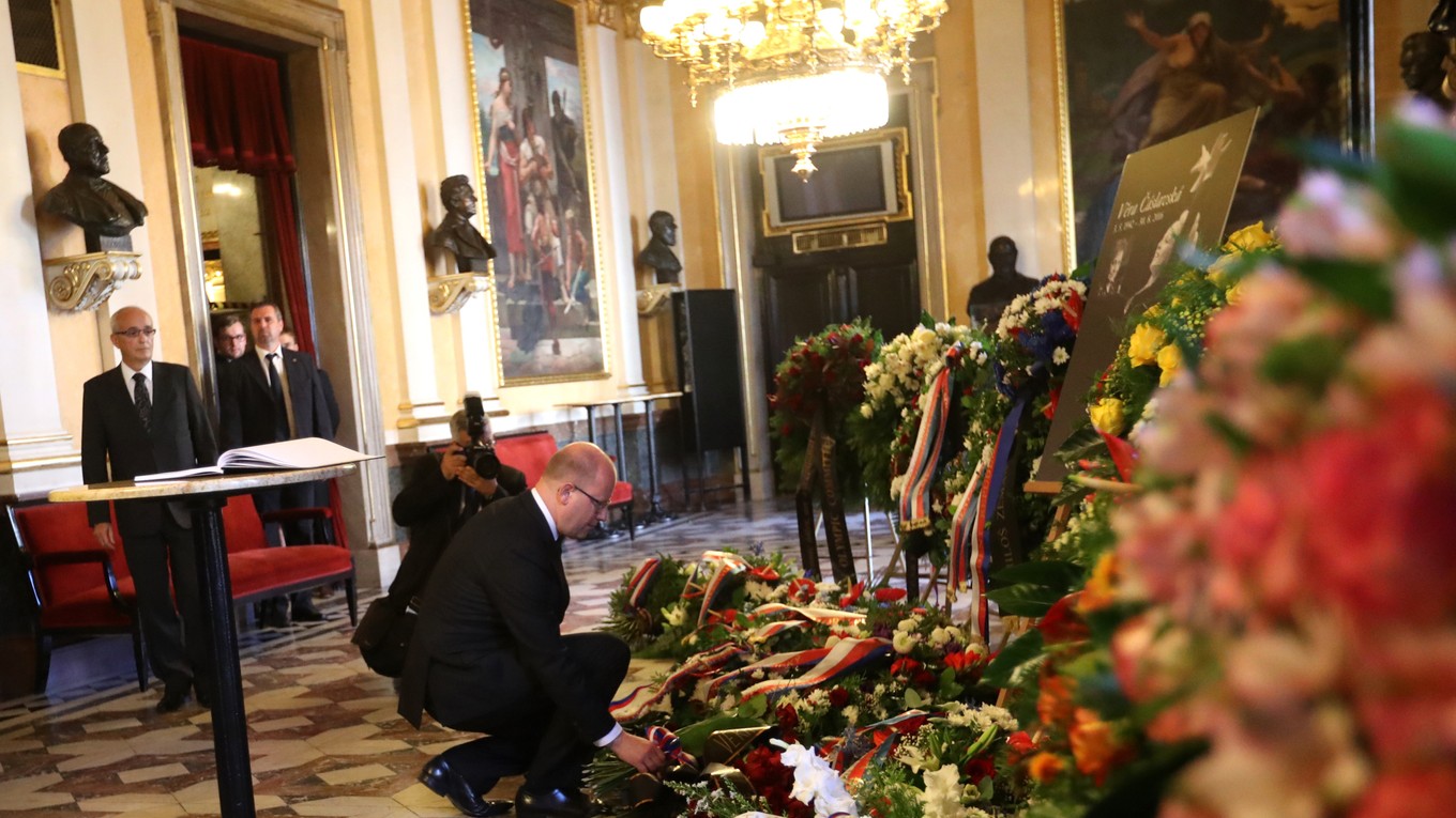 Český premiér Bohuslav Sobotka kladie kvety počas poslednej rozlúčky s legendárnou gymnastkou Věrou Čáslavskou v Národnom divadle.