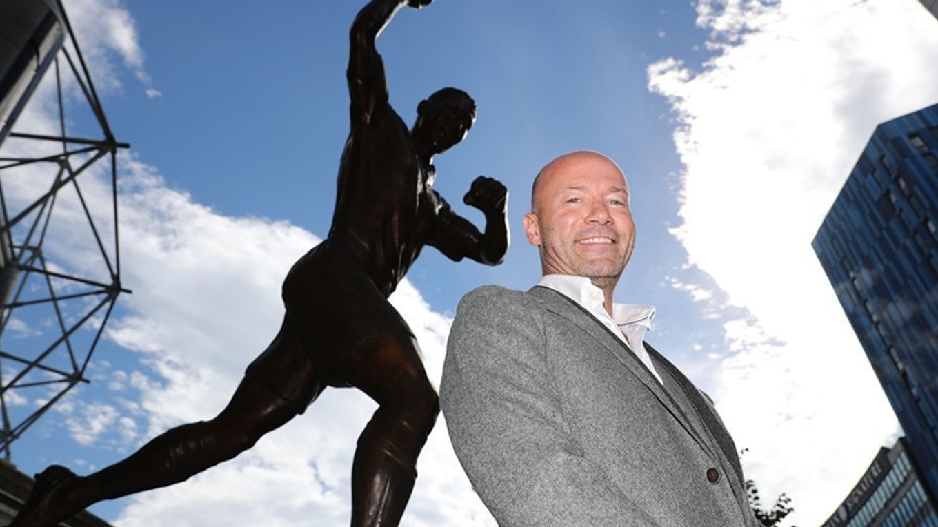 Shearerovi sa jeho socha páči.