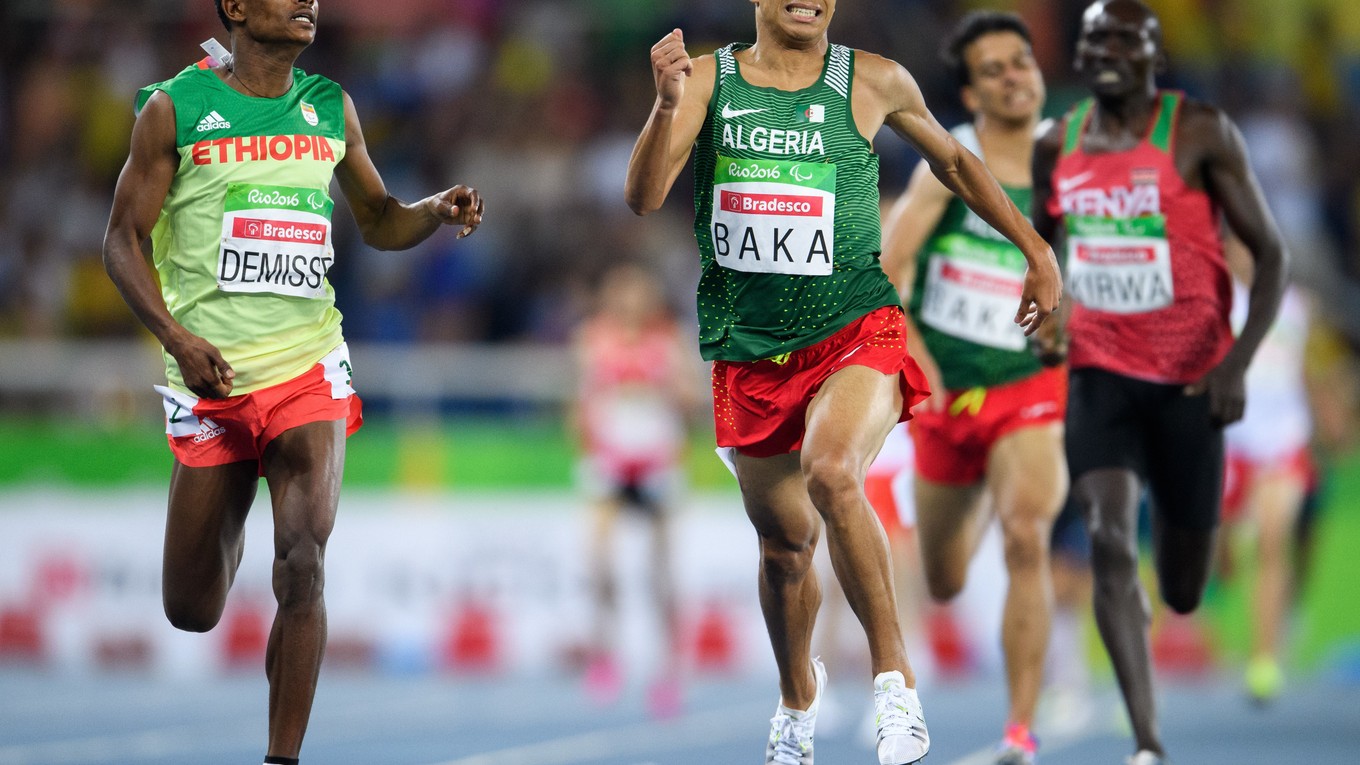 Alžírčan Baka (vpravo) sa stal víťazom behu na 1500 m medzi zrakovo postihnutými na paralympijských hrách.