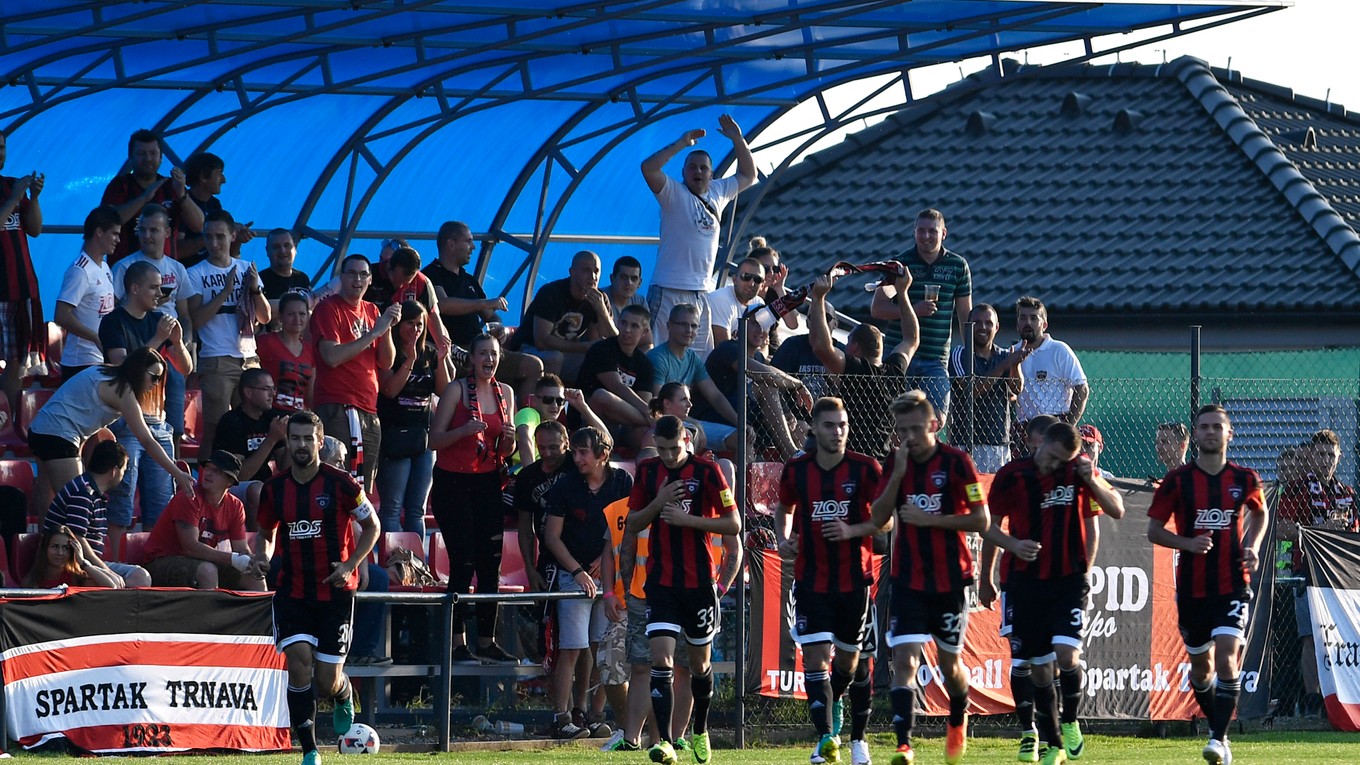 Futbalisti Trnavy počas zápasu v Borčiciach.