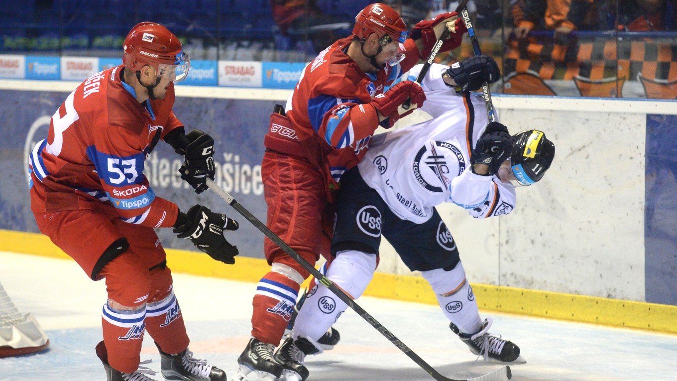 Hráči Liptovského Mikuláša (v červenom) Košičanov trápili, ale gól sa im nepodarilo streliť.