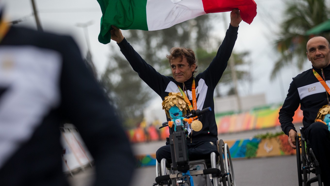 Zanardi je príkladom nepoddajného športovca a človeka.