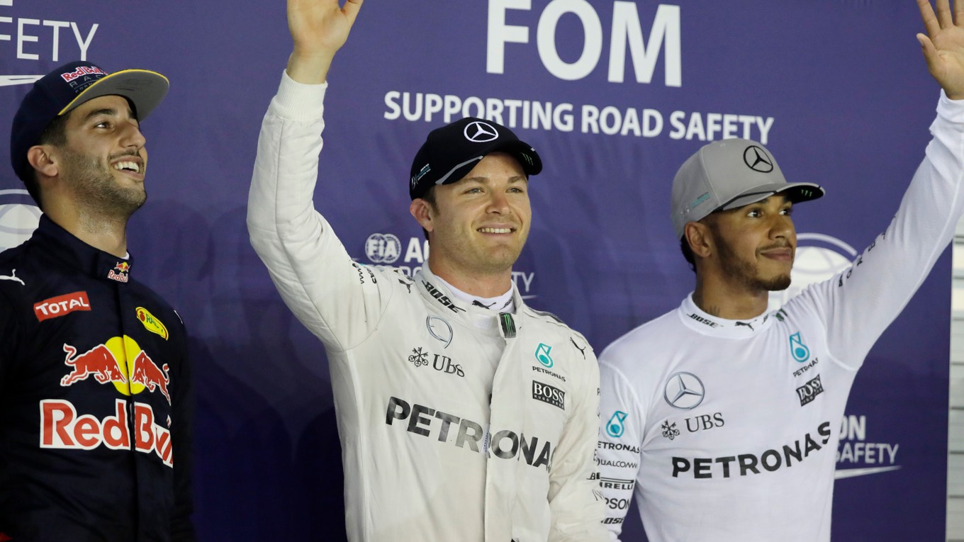 Zľava Ricciardo, Rosberg a Hamilton - najlepší traja pretekári v kvalifikácii na VC Singapuru.