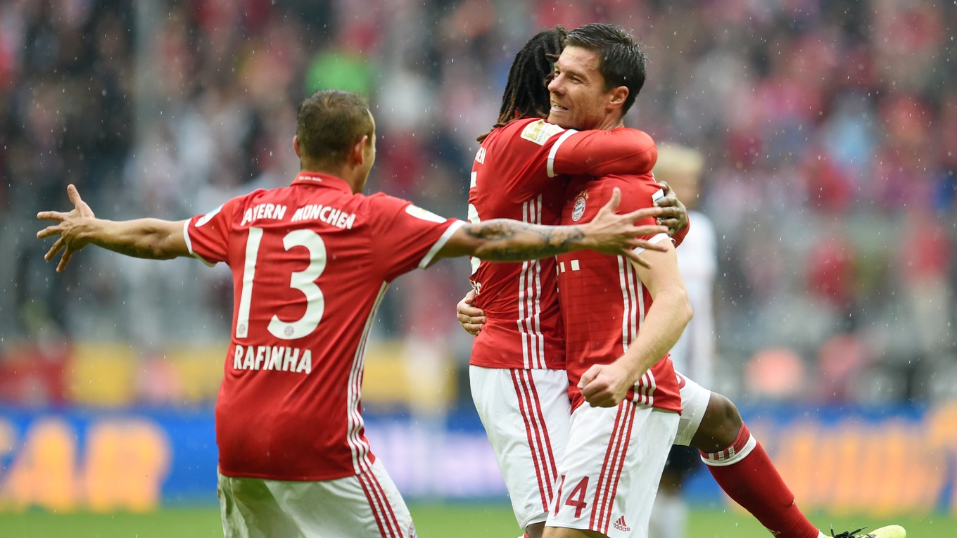 Hráči Bayernu Mníchov sa tešia po góle Xabiho Alonsa (vpravo)