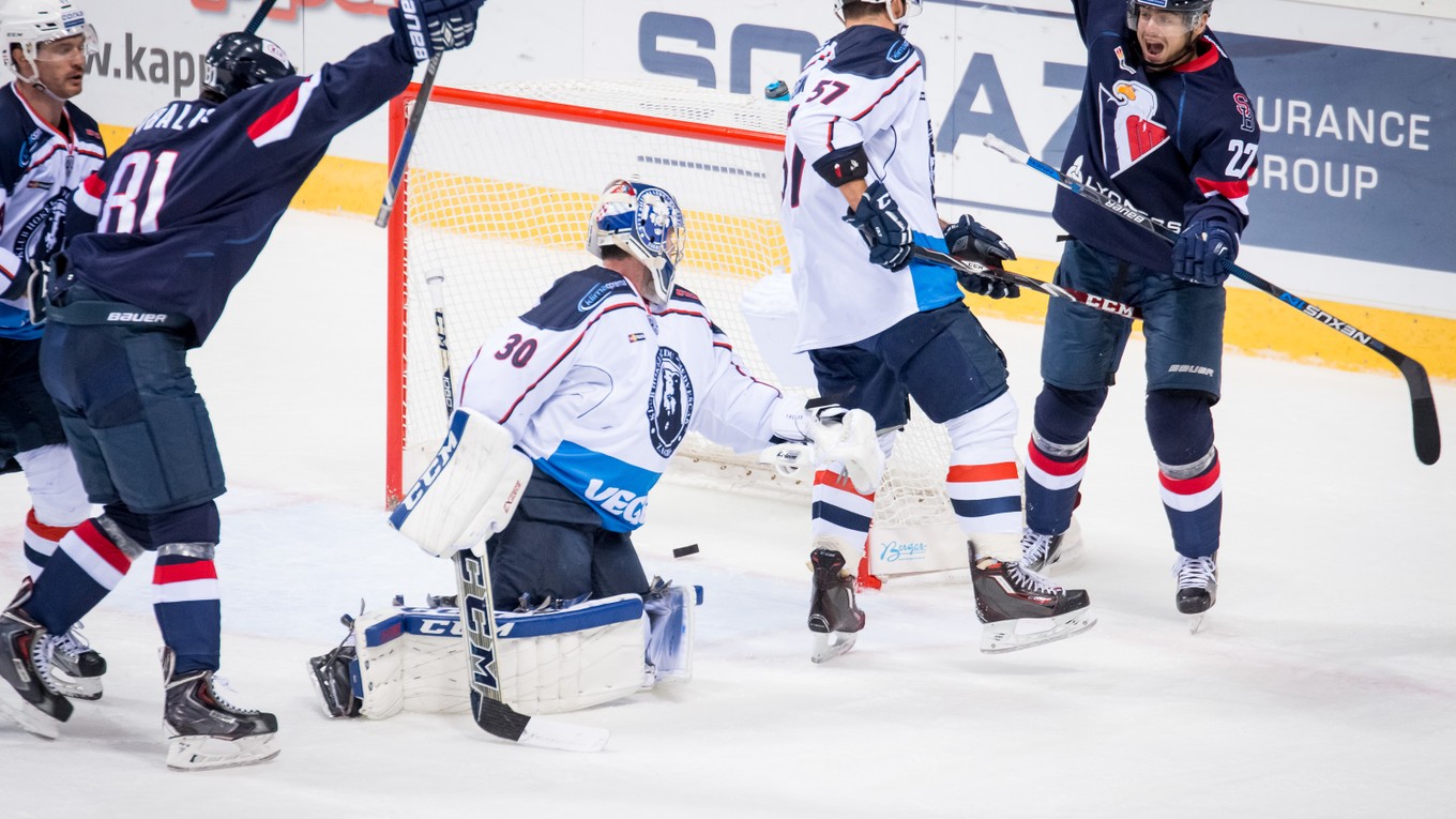 Hokejisti Slovana sa radujú po jednom z gólov.
