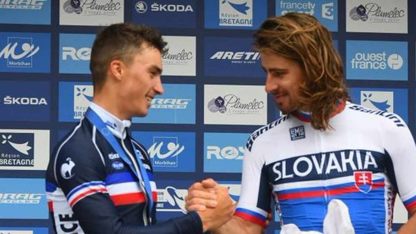 Alaphilippe gratuluje Saganovi k triumfu.