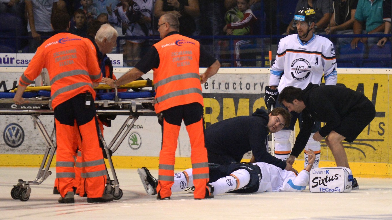 Hráča Košíc Lukáša Matejku museli v zápase proti Liptovskému Mikulášu odniesť na nosidlách.